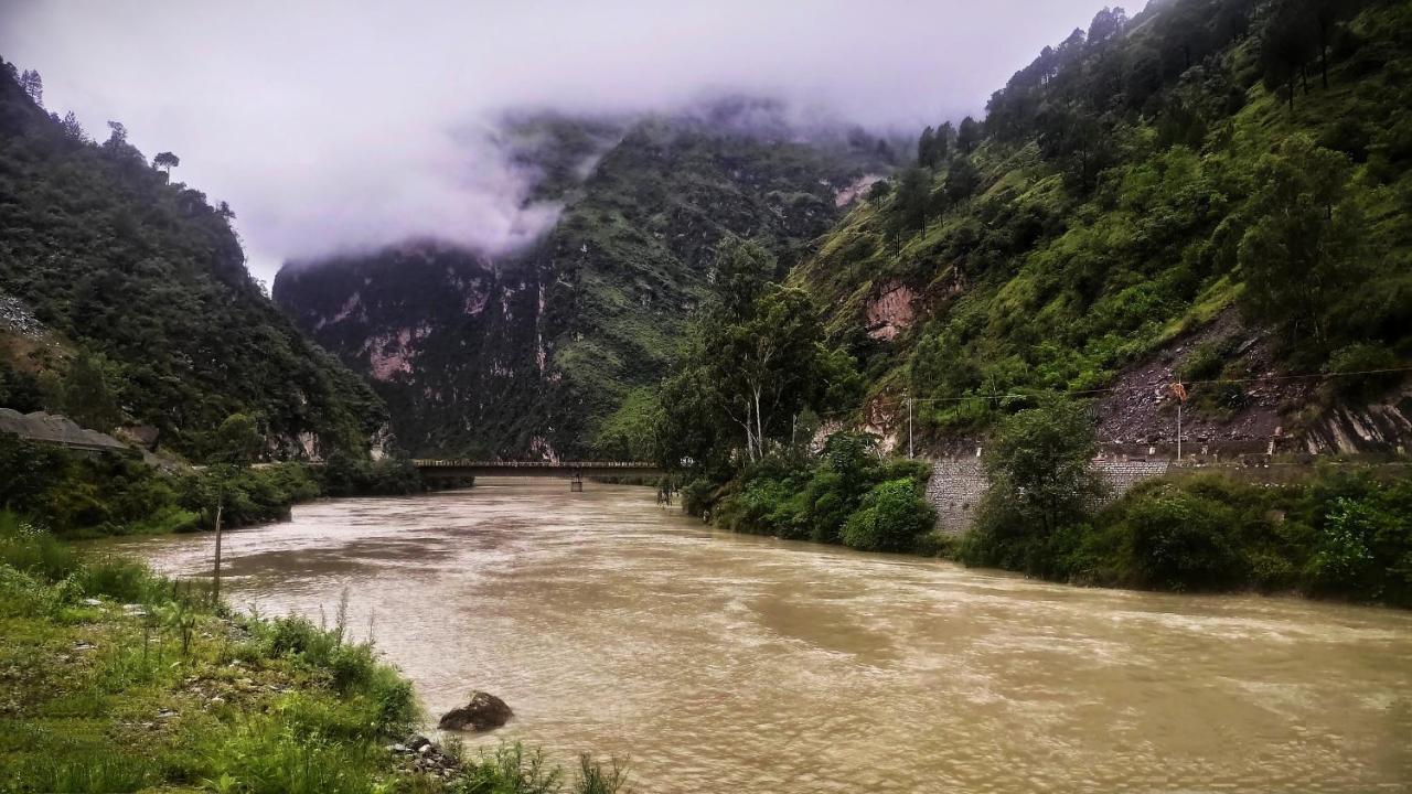 Tirthan Grand Riverside Banjār Extérieur photo
