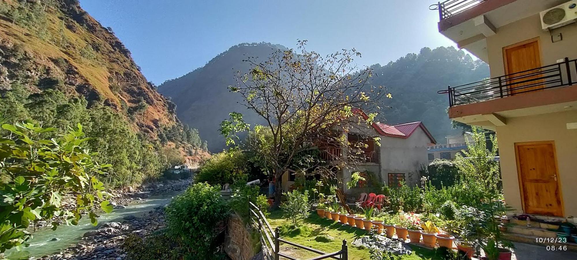 Tirthan Grand Riverside Banjār Extérieur photo