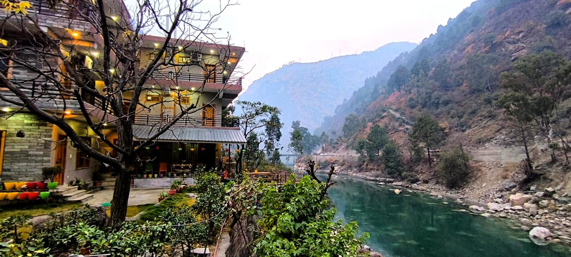Tirthan Grand Riverside Banjār Extérieur photo
